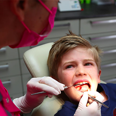 Dentiste soignant un enfant