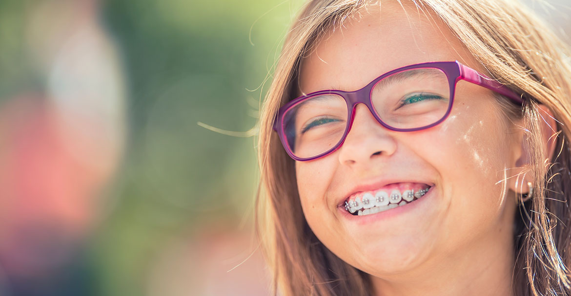 jeune fille souriante avec un appareil dentaire